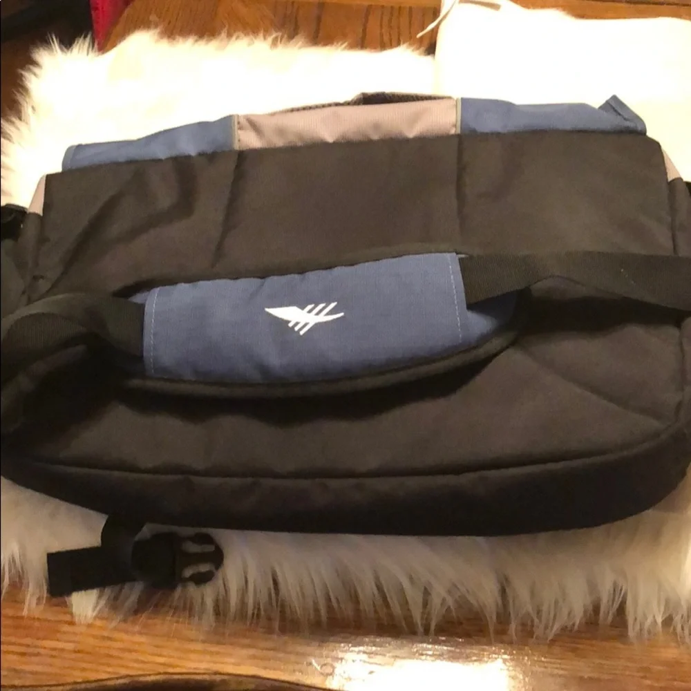 High Sierra Tank Messengar Bag 18 x 13.5 x 7 in.